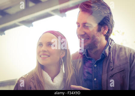 Smiling couple à la fenêtre et en montrant Banque D'Images