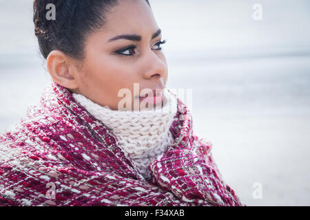 Belle femme enveloppée dans des vêtements chauds Banque D'Images