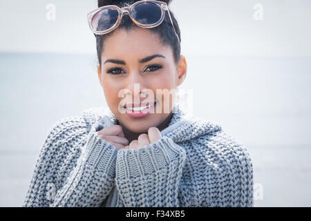 Jolie femme portant un cardigan chaud Banque D'Images