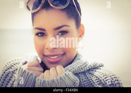 Jolie femme portant un cardigan chaud Banque D'Images