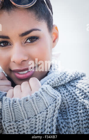 Jolie femme portant un cardigan chaud Banque D'Images