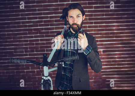 Portrait de l'homme confiant avec location pipe Banque D'Images