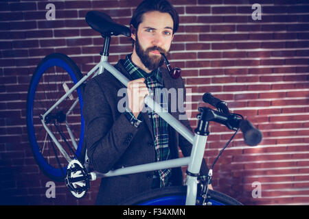 Portrait de l'homme confiant avec smart pipe vélos Banque D'Images