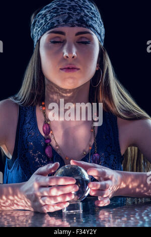 Fortune Teller à l'aide de Crystal Ball Banque D'Images