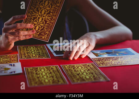 Fortune Teller à l'aide de cartes de tarot Banque D'Images