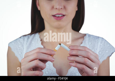 L'accrochage femme cigarette dans la moitié Banque D'Images