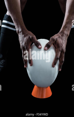 Mid section de maintien sportif rugby ball kicking tee sur Banque D'Images