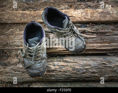 Retro et still life sneakers sur bois pourri Banque D'Images