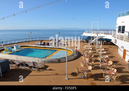 Piscine sur le pont du navire de croisière Volendam Banque D'Images