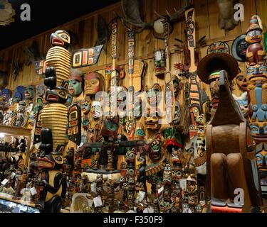 Une boutique de souvenirs vendant des bibelots indiens et inuits traditionnels et sculptures de Juneau, Alaska, USA Banque D'Images