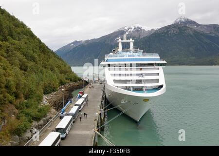 Le Coral Princess bateau de croisière amarré au port de Skagway, Alaska, USA Banque D'Images