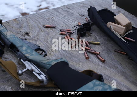 Fusils et munitions sur une table d'extérieur en bois Banque D'Images