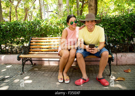 Couple assis sur un banc Banque D'Images