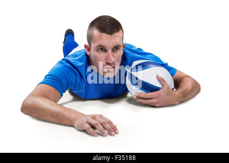 Joueur de rugby à la route en position couchée à l'avant avec ball Banque D'Images