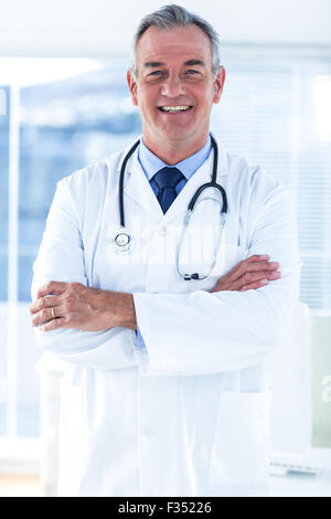 Portrait of smiling male doctor in hospital Banque D'Images