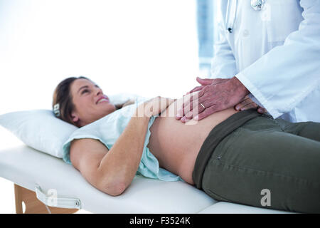 Doctor examining pregnant woman in clinic Banque D'Images