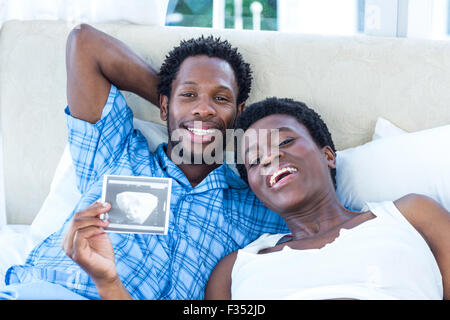 Portrait of happy woman holding échographie Banque D'Images