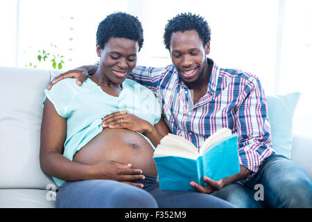 Pregnant woman smiling with partner Banque D'Images