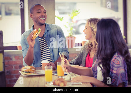 Happy business people having breakfast Banque D'Images