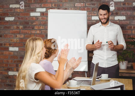 L'éloge des femmes collègue masculin au cours de la présentation Banque D'Images