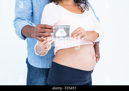 Portrait couple holding sonogram Banque D'Images