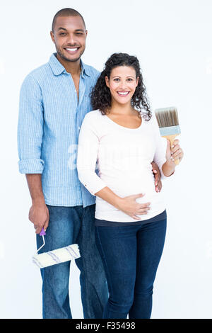 Portrait of happy couple avec pinceau et rouleau Banque D'Images