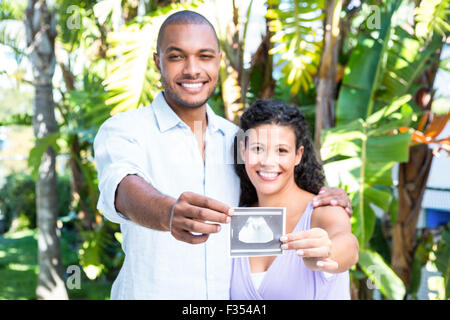 Portrait of happy mari avec pregnant wife holding sonogram Banque D'Images