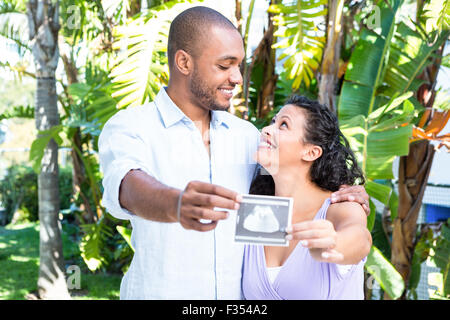 Heureux mari avec pregnant wife holding sonogram Banque D'Images