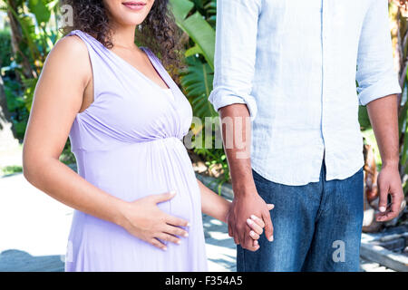 Portrait de femme enceinte avec mari Banque D'Images