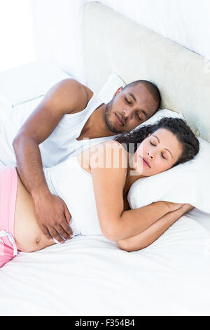 Portrait de femme enceinte avec son mari à la maison Banque D'Images