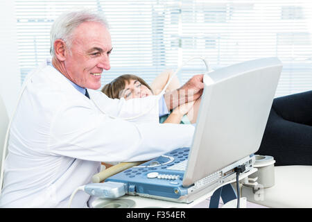 Doctor doing test aux ultrasons sur femme enceinte Banque D'Images