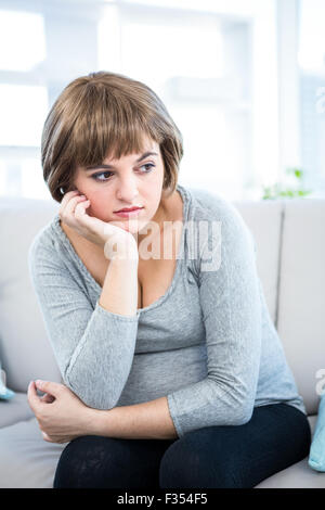 Pregnant woman with hand on chin Banque D'Images