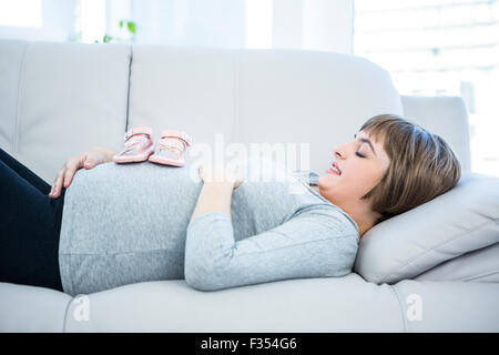 Vue de côté de femme enceinte avec bébé sur le ventre Banque D'Images