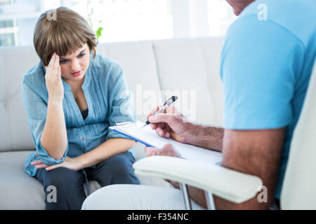 Woman Doctor writing on clipboard Banque D'Images