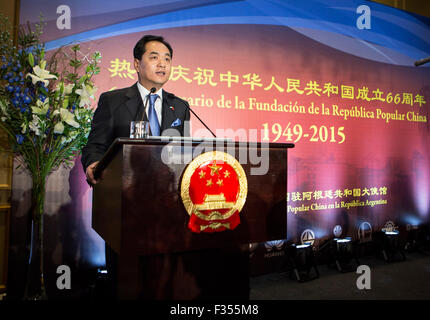 Buenos Aires, Argentine. Sep 29, 2015. L'ambassadeur de Chine à l'Argentine Yang Wanmin prononce une allocution lors d'une réception pour le 66e anniversaire de la fondation de la République populaire de Chine, à Buenos Aires, capitale de l'Argentine, le 29 septembre, 2015. Crédit : Martin Zabala/Xinhua/Alamy Live News Banque D'Images