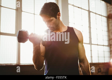 Bel homme lifting dumbbell Banque D'Images