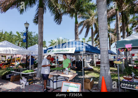 Fort ft. Pierce Florida,Marina Square,Gazebo Park,Farmers Market,stands,étals,shopping shopper shoppers magasins marché achats Banque D'Images