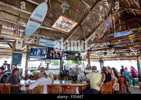 Fort ft. Pierce Florida, City Marina, Original Tiki Bar & Restaurant restaurants restauration café cafés, intérieur, bar lounge pub, clients, FL15041 Banque D'Images