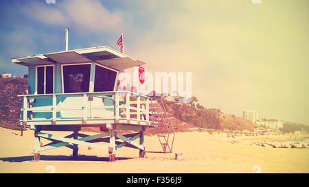 Retro photo panoramique stylisée d'une tour de sauvetage au coucher du soleil à Santa Monica, Californie, USA. Banque D'Images