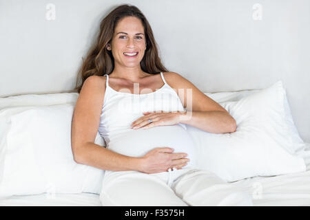 Portrait of pregnant woman relaxing Banque D'Images