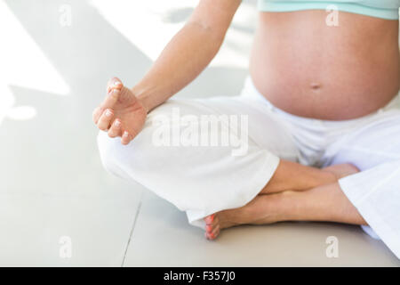 Midsection of woman practicing yoga Banque D'Images