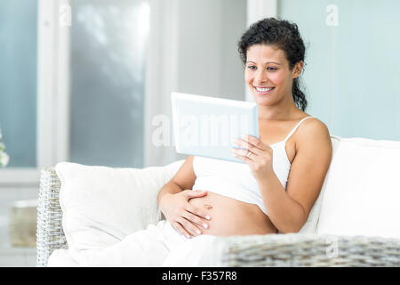 Happy woman chat vidéo sur tablette Banque D'Images
