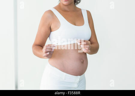 Femme enceinte cigarette détruit Banque D'Images