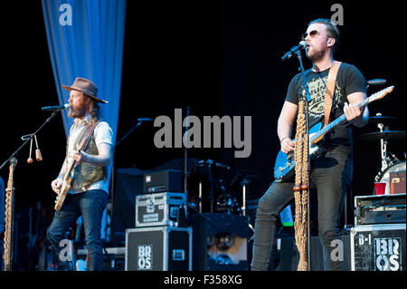 Aug 28, 2015 - Raleigh, Caroline du Nord), USA - Musiciens FRÈRES OSBORNE effectue vivre aussi comme leur tour 2015 fait un arrêt à Walnut Creek Amphitheatre situé à Raleigh. Copyright 2015 Jason Moore. © Jason Moore/ZUMA/Alamy Fil Live News Banque D'Images