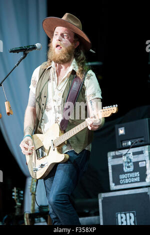 Aug 28, 2015 - Raleigh, Caroline du Nord), USA - Musiciens FRÈRES OSBORNE effectue vivre aussi comme leur tour 2015 fait un arrêt à Walnut Creek Amphitheatre situé à Raleigh. Copyright 2015 Jason Moore. © Jason Moore/ZUMA/Alamy Fil Live News Banque D'Images