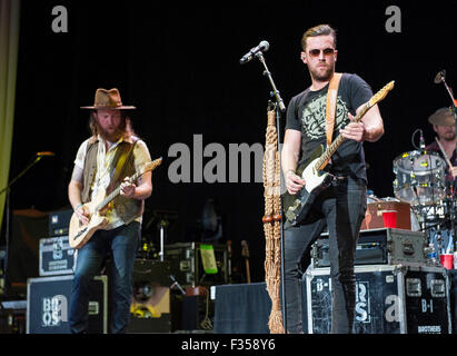 Aug 28, 2015 - Raleigh, Caroline du Nord), USA - Musiciens FRÈRES OSBORNE effectue vivre aussi comme leur tour 2015 fait un arrêt à Walnut Creek Amphitheatre situé à Raleigh. Copyright 2015 Jason Moore. (Crédit Image : © Jason Moore via Zuma sur le fil) Banque D'Images