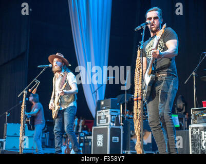 Aug 28, 2015 - Raleigh, Caroline du Nord), USA - Musiciens FRÈRES OSBORNE effectue vivre aussi comme leur tour 2015 fait un arrêt à Walnut Creek Amphitheatre situé à Raleigh. Copyright 2015 Jason Moore. (Crédit Image : © Jason Moore via Zuma sur le fil) Banque D'Images