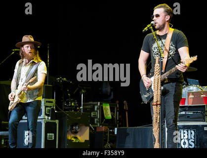 Aug 28, 2015 - Raleigh, Caroline du Nord), USA - Musiciens FRÈRES OSBORNE effectue vivre aussi comme leur tour 2015 fait un arrêt à Walnut Creek Amphitheatre situé à Raleigh. Copyright 2015 Jason Moore. (Crédit Image : © Jason Moore via Zuma sur le fil) Banque D'Images