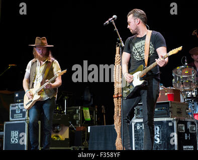 Aug 28, 2015 - Raleigh, Caroline du Nord), USA - Musiciens FRÈRES OSBORNE effectue vivre aussi comme leur tour 2015 fait un arrêt à Walnut Creek Amphitheatre situé à Raleigh. Copyright 2015 Jason Moore. (Crédit Image : © Jason Moore via Zuma sur le fil) Banque D'Images