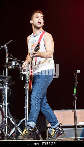 Sep 13, 2015 - Raleigh, Caroline du Nord), USA - Musicien Jack Antonoff de la bande les gradins se produit sur scène dans le cadre de la G105 Shin Dig qui ont eu lieu à Walnut Creek Amphitheatre situé à Raleigh. Copyright 2015 Jason Moore. © Jason Moore/ZUMA/Alamy Fil Live News Banque D'Images